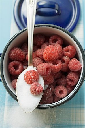 simsearch:659-01857965,k - Raspberries in a pan and spoonful of sugar (overhead view) Foto de stock - Sin royalties Premium, Código: 659-01859190