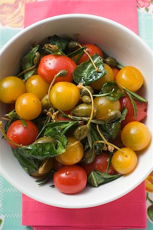 simsearch:659-01857570,k - Tomato salad with capers and herbs (overhead view) Foto de stock - Sin royalties Premium, Código: 659-01859192