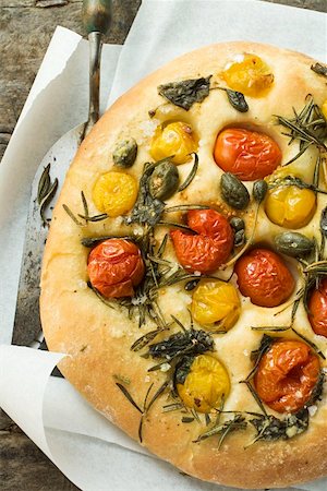 simsearch:659-01857570,k - Pizza with cherry tomatoes, capers and rosemary Foto de stock - Sin royalties Premium, Código: 659-01859204