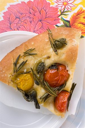 simsearch:659-01857570,k - A slice of pizza with cherry tomatoes, capers and rosemary Foto de stock - Sin royalties Premium, Código: 659-01859211