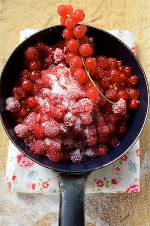 soft fruit conserve - Sugared redcurrants in pan Stock Photo - Premium Royalty-Free, Code: 659-01859241