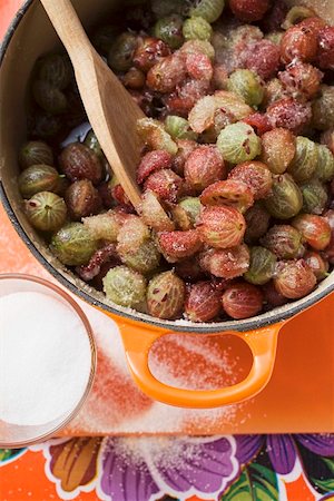 simsearch:659-07958716,k - Making gooseberry jam (sugared gooseberries) Stock Photo - Premium Royalty-Free, Code: 659-01859250