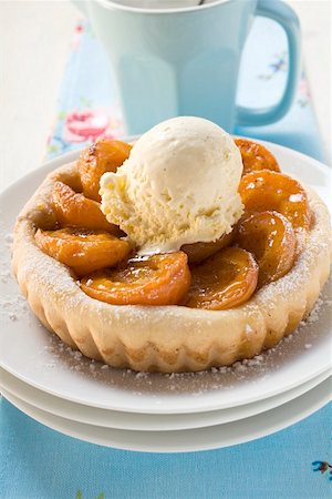 simsearch:659-01854143,k - Apricot tart with vanilla ice cream Foto de stock - Royalty Free Premium, Número: 659-01859262