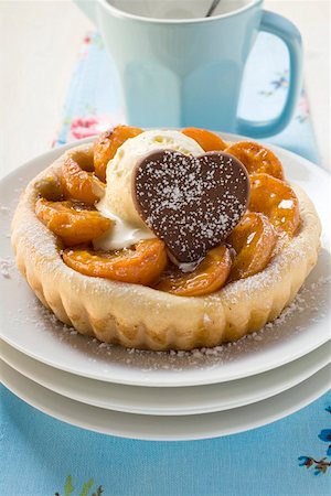 simsearch:659-01854143,k - Apricot tart with vanilla ice cream and chocolate biscuit Foto de stock - Royalty Free Premium, Número: 659-01859263