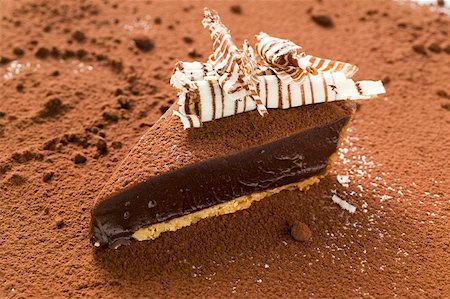 Morceau de tarte au chocolat, le cacao en poudre Photographie de stock - Premium Libres de Droits, Code: 659-01859320