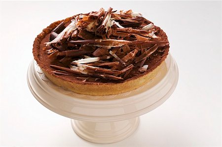 Tout chocolate tarte aux copeaux de chocolat sur cake stand Photographie de stock - Premium Libres de Droits, Code: 659-01859322