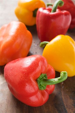 simsearch:659-01857336,k - Poivrons jaunes, oranges et rouges avec des gouttes d'eau Photographie de stock - Premium Libres de Droits, Code: 659-01859410