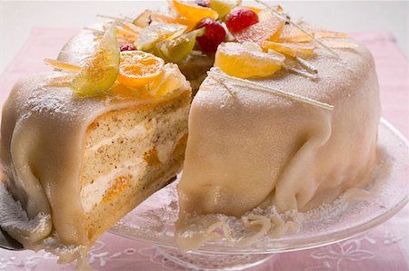 Gâteau aux fruits confits recouvert de pâte d'amande Photographie de stock - Premium Libres de Droits, Code: 659-01859429