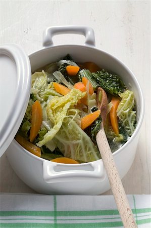 savoy - Savoy and carrot stew in pot Stock Photo - Premium Royalty-Free, Code: 659-01859436