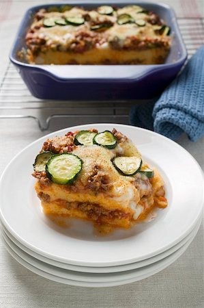 Cuisson de la polenta avec courgettes et viande hachée Photographie de stock - Premium Libres de Droits, Code: 659-01859498