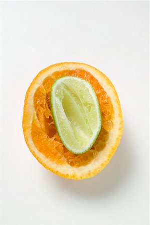 Squeezed lime half inside squeezed orange half Foto de stock - Sin royalties Premium, Código: 659-01859518