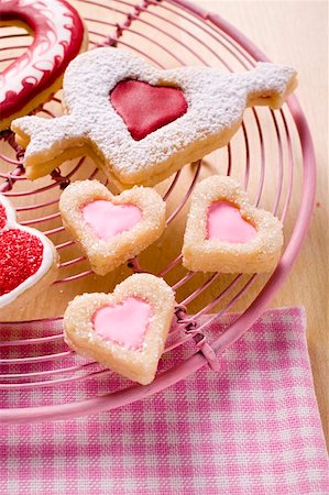 Heart-shaped biscuits for Valentine's Day on cake rack Stock Photo - Premium Royalty-Free, Code: 659-01859549