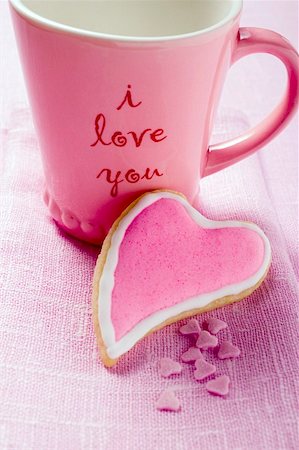 simsearch:659-03530847,k - Heart-shaped biscuit in front of mug with the words 'I love you' Stock Photo - Premium Royalty-Free, Code: 659-01859563