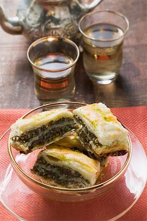 simsearch:659-01859599,k - Baklava (Filo pastry with honey and pistachios, Turkey) Foto de stock - Sin royalties Premium, Código: 659-01859597