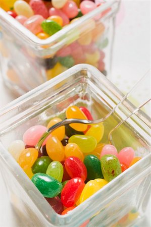 simsearch:659-03525397,k - Coloured jelly beans in two storage jars (close-up) Foto de stock - Royalty Free Premium, Número: 659-01859626