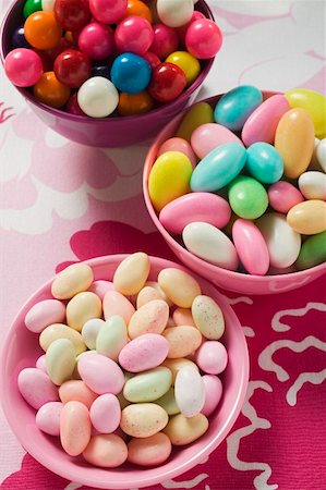 Différentes sortes de bonbons et de boules de gomme à mâcher dans des bols Photographie de stock - Premium Libres de Droits, Code: 659-01859636
