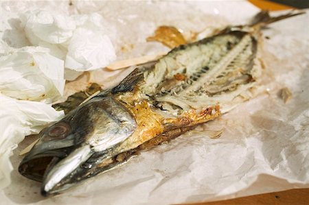 simsearch:659-06373748,k - Ruines de Steckerlfisch (brochette de poisson) sur papier Photographie de stock - Premium Libres de Droits, Code: 659-01859664