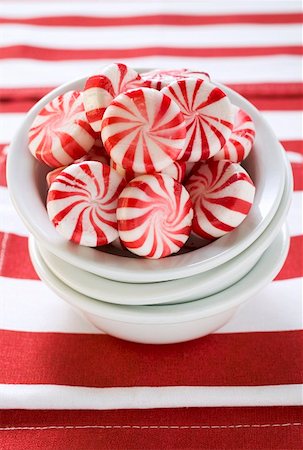 simsearch:659-01861501,k - Starlite Mints (peppermints, USA) in white bowl Foto de stock - Sin royalties Premium, Código: 659-01859713