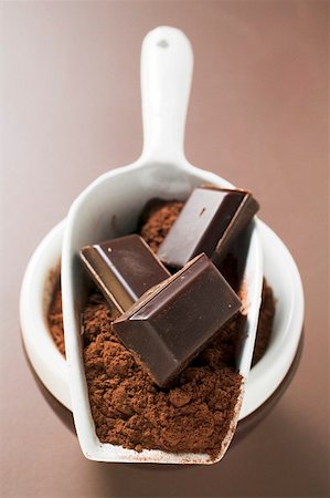 Pieces of chocolate and cocoa powder in scoop and bowl Foto de stock - Sin royalties Premium, Código: 659-01859756