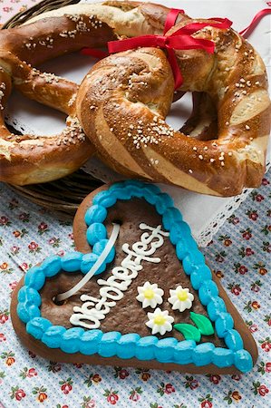 simsearch:628-05817221,k - Lebkuchen heart, pretzel and lye roll for Oktoberfest Foto de stock - Sin royalties Premium, Código: 659-01859774