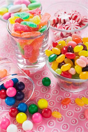 Bonbons assortis dans les verres Photographie de stock - Premium Libres de Droits, Code: 659-01859778