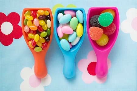 simsearch:659-06903186,k - Assorted coloured sweets in plastic scoops Foto de stock - Sin royalties Premium, Código: 659-01859786