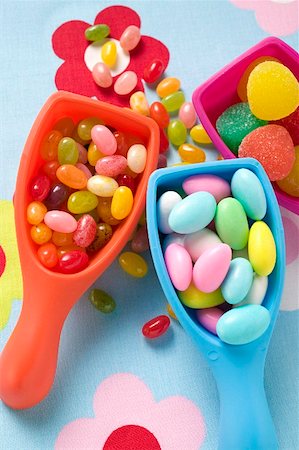 simsearch:659-01861481,k - Assorted coloured sweets in plastic scoops Foto de stock - Sin royalties Premium, Código: 659-01859787