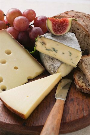 simsearch:659-01860103,k - Plateau de fromages avec raisins, figues et pain Photographie de stock - Premium Libres de Droits, Code: 659-01859839