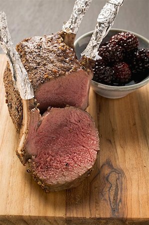 Rack of venison, partly carved, with blackberries Foto de stock - Sin royalties Premium, Código: 659-01859851