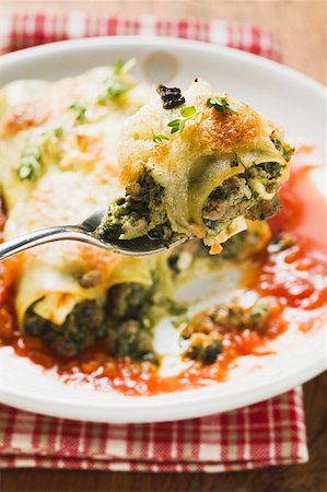 Cannelloni with spinach & sheep's cheese filling in tomato sauce Foto de stock - Sin royalties Premium, Código: 659-01859887