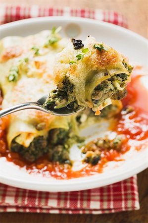 simsearch:659-03523103,k - Cannelloni with spinach & sheep's cheese filling in tomato sauce Foto de stock - Sin royalties Premium, Código: 659-01859887