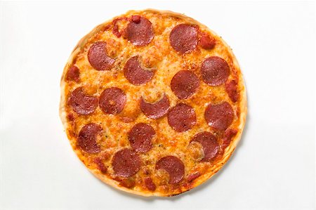pepperoni pizza overhead view - Pizza au pepperoni entier Photographie de stock - Premium Libres de Droits, Code: 659-01859916