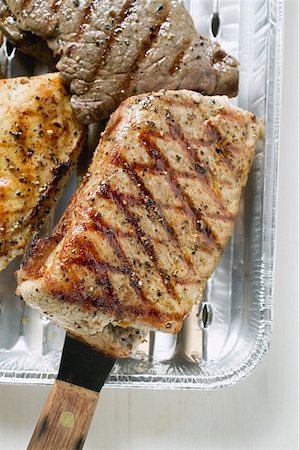 simsearch:659-01862787,k - Grillades de viande dans le plat de grille en aluminium (vue aérienne) Photographie de stock - Premium Libres de Droits, Code: 659-01859913