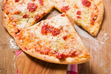 pizza piece - Pizza Margherita, a slice cut, with slice on server Foto de stock - Sin royalties Premium, Código: 659-01859928