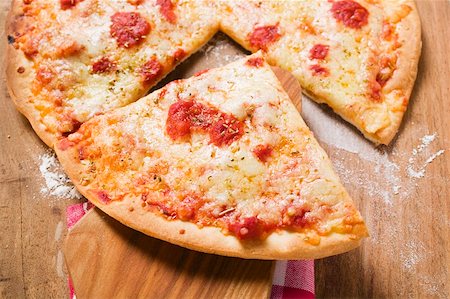simsearch:659-06901440,k - Pizza Margherita, une tranche coupée, tranche sur serveur Photographie de stock - Premium Libres de Droits, Code: 659-01859928