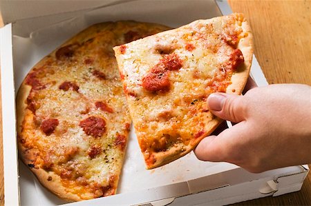 simsearch:659-06901440,k - Main en prenant une tranche de pizza Margherita de boîte à pizza Photographie de stock - Premium Libres de Droits, Code: 659-01859929