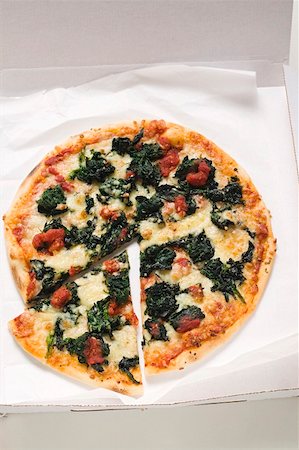 simsearch:659-01859987,k - Pizza aux épinards, tomates et fromage en boîte à pizza Photographie de stock - Premium Libres de Droits, Code: 659-01859942