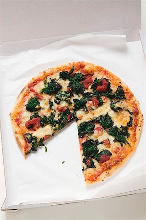 pizza box nobody - Spinach, tomato and cheese pizza in pizza box Foto de stock - Sin royalties Premium, Código: 659-01859943