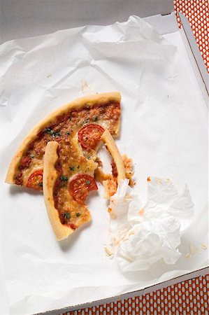 restes - Tranches de pizza à la tomate, piqûres, prises, dans la boîte à pizza Photographie de stock - Premium Libres de Droits, Code: 659-01859966