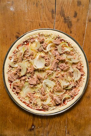 simsearch:659-01859902,k - Pizza thon et oignons (non cuite) Photographie de stock - Premium Libres de Droits, Code: 659-01859978