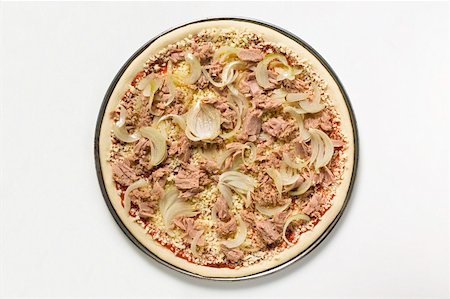 simsearch:659-01859989,k - Tuna and onion pizza (unbaked) Foto de stock - Sin royalties Premium, Código: 659-01859979