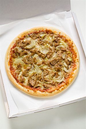 pizza above - Tuna and onion pizza in pizza box Stock Photo - Premium Royalty-Free, Code: 659-01859986