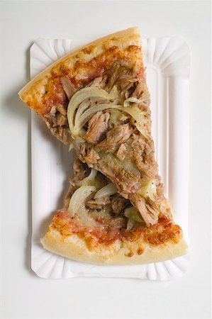 simsearch:659-01859987,k - Deux tranches de pizza thon et oignons sur une assiette en carton Photographie de stock - Premium Libres de Droits, Code: 659-01859988