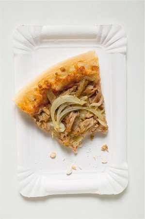 Tranches de thon & oignon pizza (une morsure prise) sur une assiette en carton Photographie de stock - Premium Libres de Droits, Code: 659-01859989