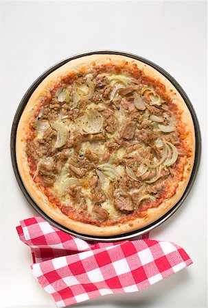 simsearch:659-01859949,k - Tuna and onion pizza, checked napkin beside it Stock Photo - Premium Royalty-Free, Code: 659-01859983