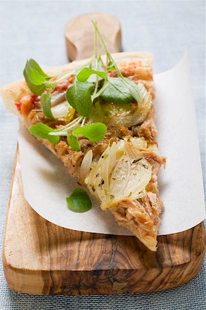 Slice of tuna and onion pizza with fresh oregano Foto de stock - Sin royalties Premium, Código: 659-01859992
