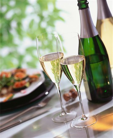 simsearch:659-03529216,k - Glasses of sparkling wine, wine bottle, stuffed courgettes Foto de stock - Sin royalties Premium, Código: 659-01850043