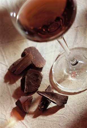 schokoladenstück - Stilleben: Rotwein & Stück Schokolade (rote Wein Bouquet) Stockbilder - Premium RF Lizenzfrei, Bildnummer: 659-01850077