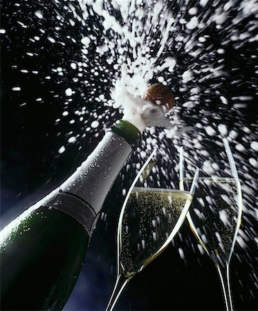 explosivo - Cork flying out of sparkling wine bottle Foto de stock - Sin royalties Premium, Código: 659-01850078