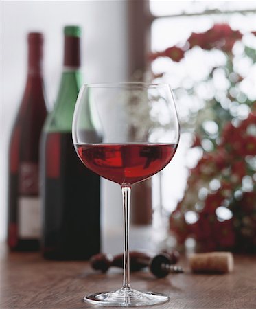 simsearch:659-06151589,k - A glass of red wine, red wine bottles in background Foto de stock - Sin royalties Premium, Código: 659-01850071